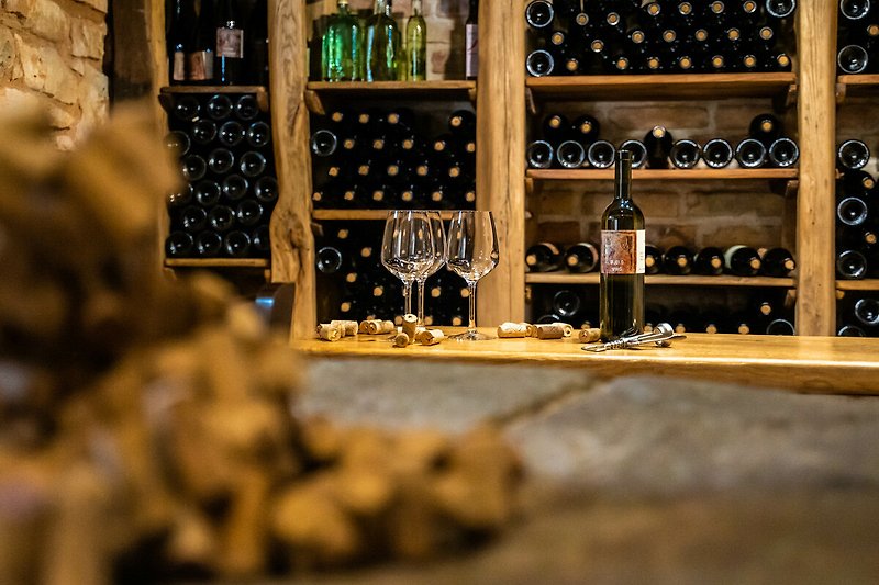 Prekrasna vinska soba s drvenim policama i staklenim bocama.