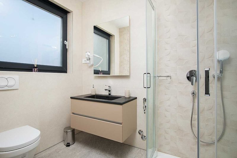 Udobna kupaonica s modernim namještajem i lijepim detaljima.