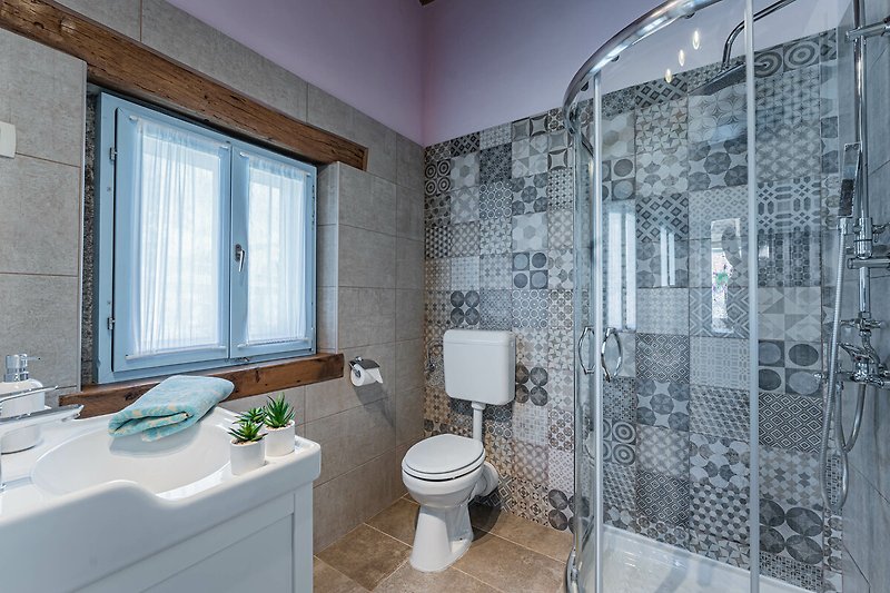 Prekrasna kupaonica s modernim namještajem i lijepim dizajnom.