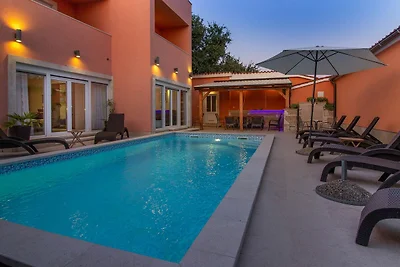 Villa mit großem Pool, 500 m vom Strand entfern