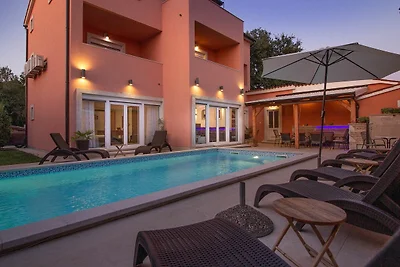 Villa mit großem Pool, 500 m vom Strand entfern