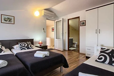 Villa mit großem Pool, 500 m vom Strand entfern