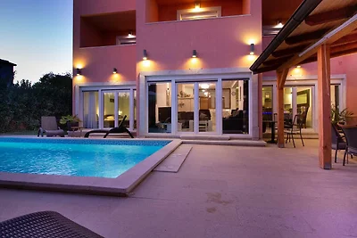 Villa mit großem Pool, 500 m vom Strand entfern