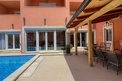 Villa mit großem Pool, 500 m vom Strand entfern