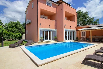 Villa mit großem Pool, 500 m vom Strand entfern