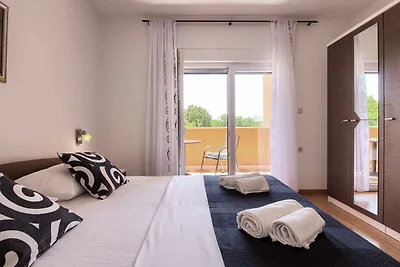 Villa mit großem Pool, 500 m vom Strand entfern