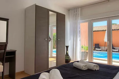 Villa mit großem Pool, 500 m vom Strand entfern