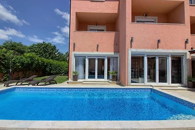 Villa mit großem Pool, 500 m vom Strand entfern