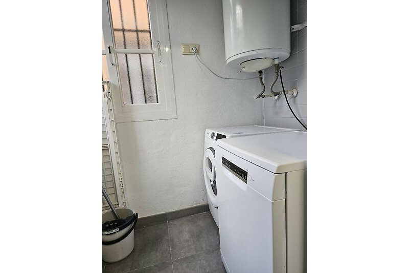 Willkommen in Ihrem Ferienhaus! Nutzen Sie die modernen Waschmaschinen und Trockner, um Ihre Kleidung zu waschen und zu trocknen.