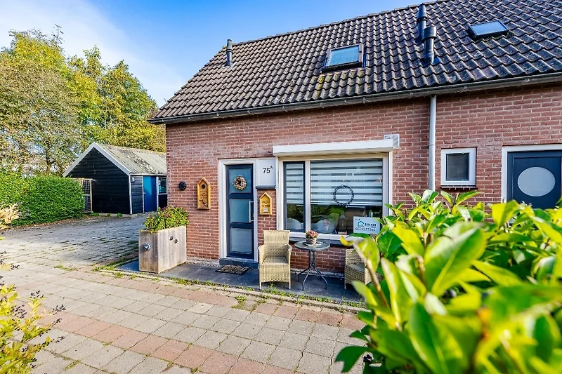 Freistehendes Ferienhaus mit Einfahrt und großem Garten im Grünen.