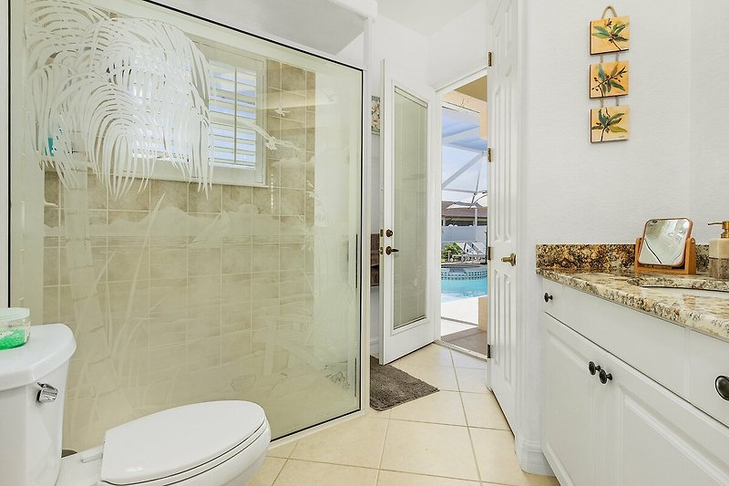 Modernes Badezimmer mit Holzakzenten und elegantem Design.