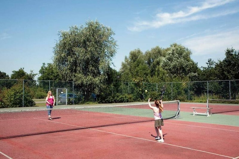 Tennisbaan op het vakantiepark