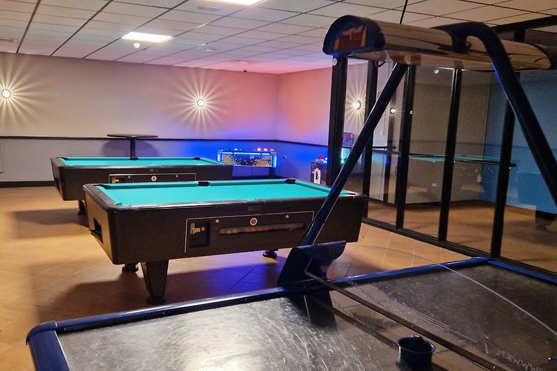 Sala ricreativa con tavolo da biliardo, air hockey, bowling