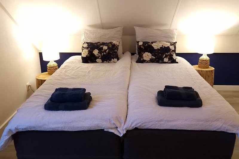 Swiss Sens boxspringbedden in slaapkamer 2. Voorzien van hotelkwaliteit bedlinnen.