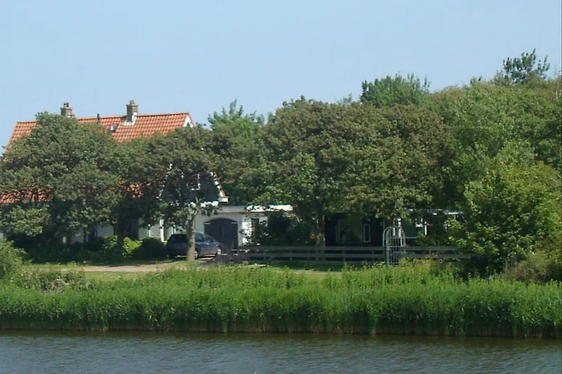 Het vakantiehuis is prachtig gelegen aan het water