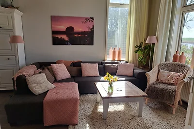 Schönes geräumiges Haus am Wasser