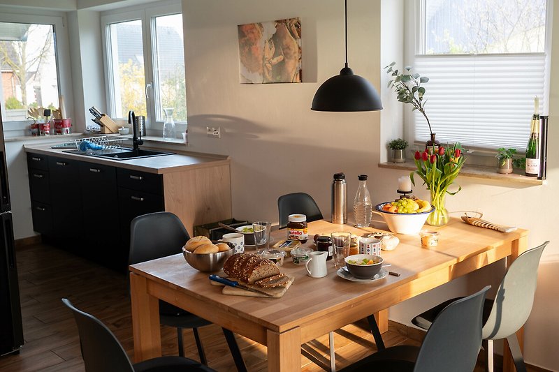 Moderne Küche, Echtholz-Esstisch, für gemütliches Kochen.