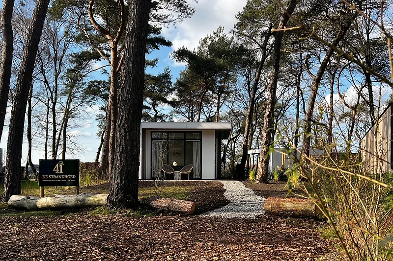 Welkom bij De Strandhoed - Boshuys met hottub ! Vooraanzicht van onze tuin & woning