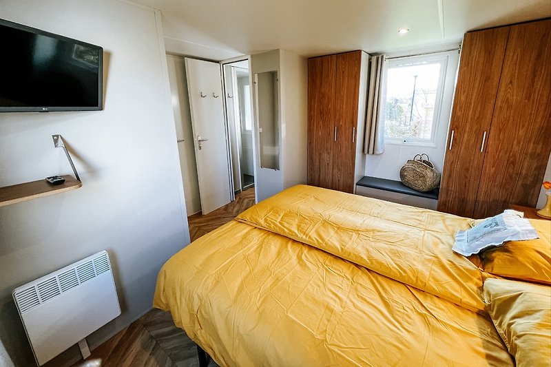 Master bedroom: inclusief TV , aansluitend ziet u de deur open richting de eigen douche!