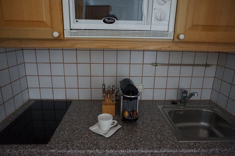 Küchenzeile mit Nespresso-Maschine