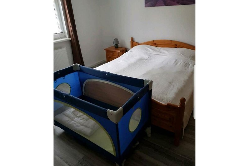 Schlafzimmer mit Reisebett (auf Wunsch/kostenlos)