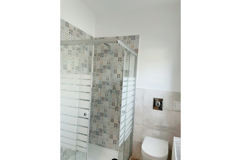Modernes Badezimmer mit stilvollem Interieur und luxuriöser Dusche. Perfekt zum Entspannen und Erfrischen.