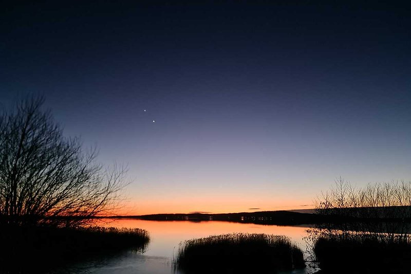 Schöne Aussicht auf den See und den Sonnenuntergang. Perfekt zum Entspannen und Genießen der Natur.