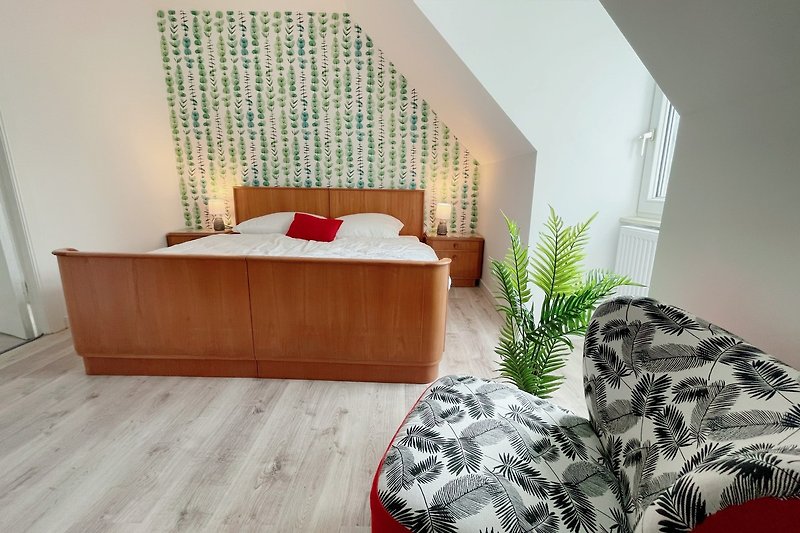 Gemütliches Schlafzimmer mit Holzmöbeln und gemütlichem Bett. Perfekt zum Entspannen und Schlafen.