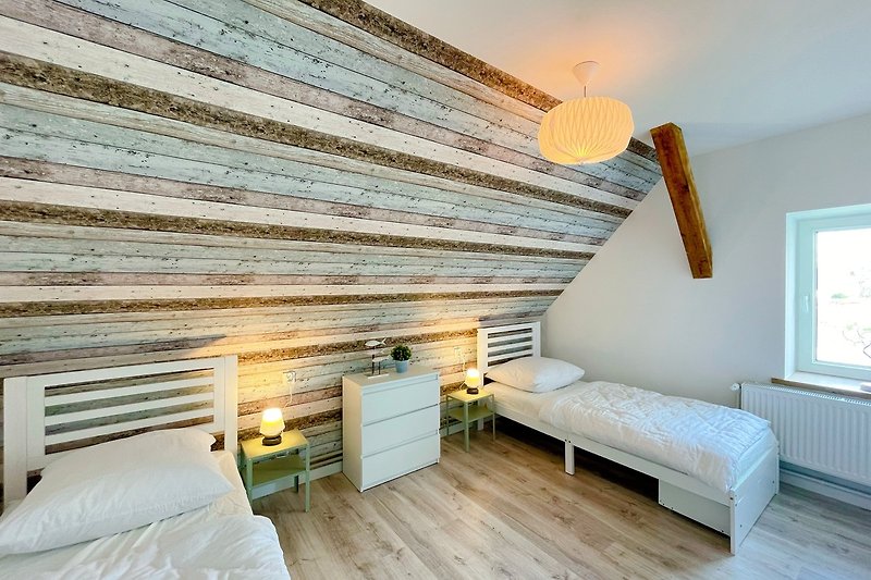 Gemütliches Schlafzimmer mit Holzmöbeln und gelben Akzenten. Perfekt zum Entspannen und Schlafen.