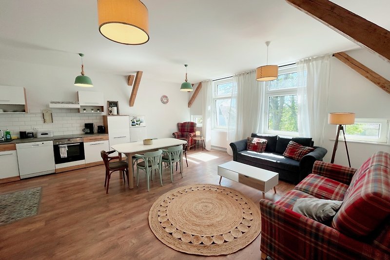 Gemütliches Wohnzimmer mit stilvoller Einrichtung und Holzmöbeln. Entspannen Sie auf dem Sofa und genießen Sie den Ausblick aus dem Fenster.