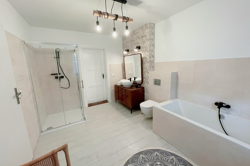 Entspannen Sie in diesem modernen Badezimmer mit stilvollem Interieur und luxuriöser Dusche.