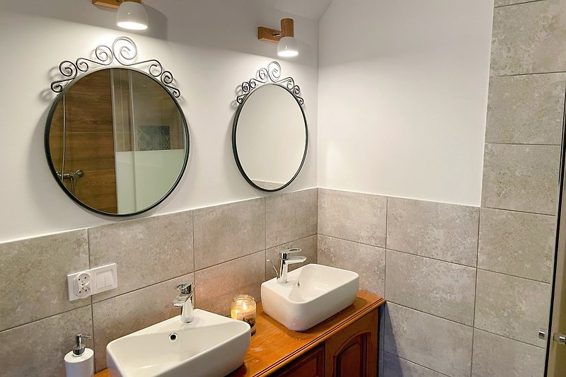 Modernes Badezimmer mit stilvollem Interieur und luxuriöser Dusche. Perfekt zum Entspannen und Erfrischen.