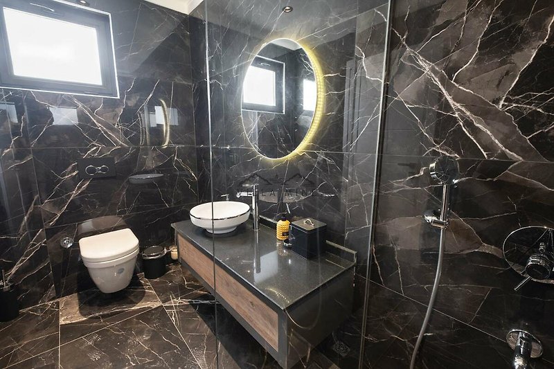 Elegantes Badezimmer mit stilvoller Einrichtung und modernen Armaturen. Ideal für Entspannung!