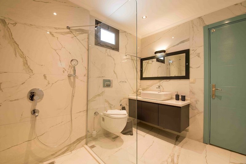 Modernes Badezimmer mit stilvollem Spiegel und Dusche.