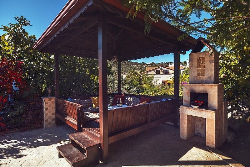 Geräumige Terrasse mit Holzmöbeln und Pergola - perfekt zum Entspannen!