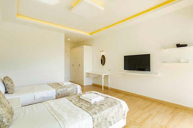 Elegantes Schlafzimmer mit bequemem Bett, stilvoller Einrichtung und gemütlicher Beleuchtung.