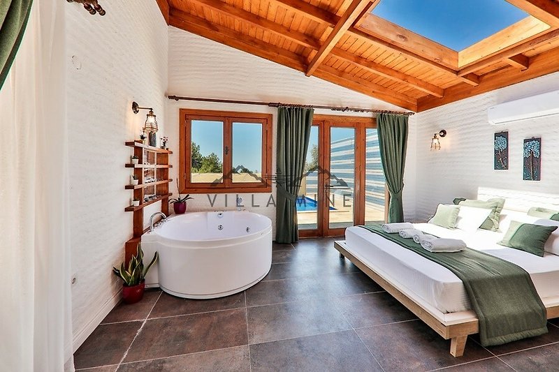 Luxuriöses Badezimmer mit Holzmöbeln, Badewanne und Fenster.