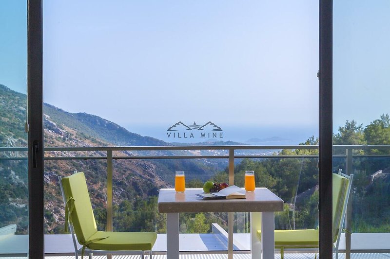 Balkon mit Tisch, Stühlen und Meerblick - perfekt für den Morgen!