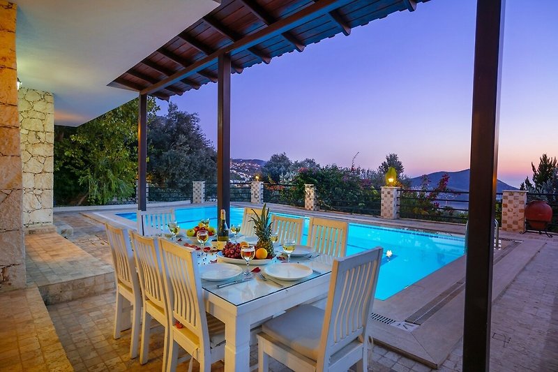 Traumhaftes Anwesen mit Pool, Möbeln und Pflanzen - perfekte Entspannung!