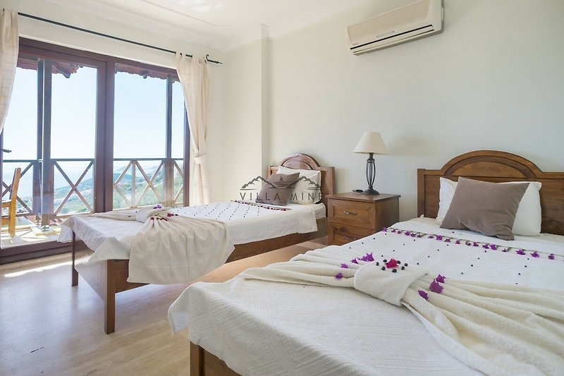 Stilvolles Schlafzimmer mit gemütlichem Bett, dekorativer Beleuchtung und Fensterblick.