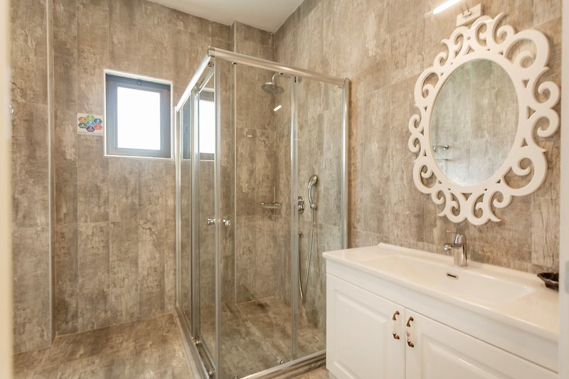 Modernes Badezimmer mit eleganten Armaturen und Spiegel - stilvoll eingerichtet!