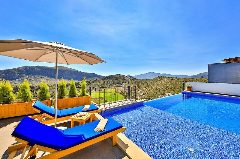 Luxuriöses Ferienhaus mit Pool und Meerblick in tropischer Umgebung.