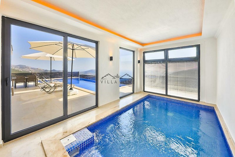 Luxuriöse Ferienwohnung mit Pool und Blick aufs Wasser.
