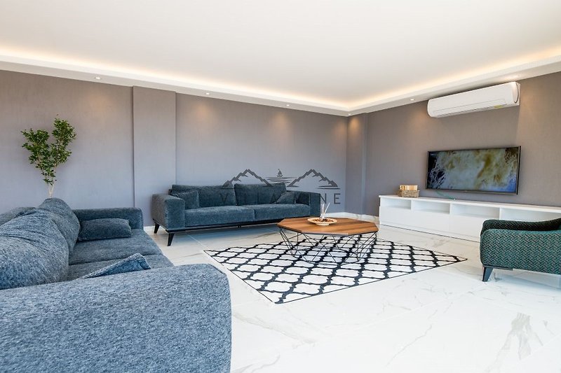 Modernes Wohnzimmer mit stilvoller Einrichtung, Pflanzen und gemütlicher Beleuchtung.