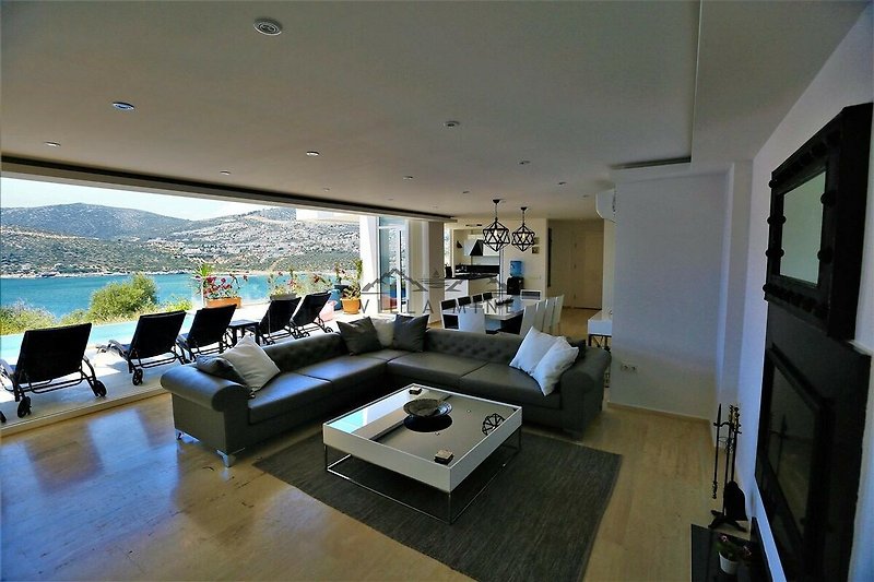 Stilvolles Wohnzimmer mit moderner Einrichtung und großem Fernseher.