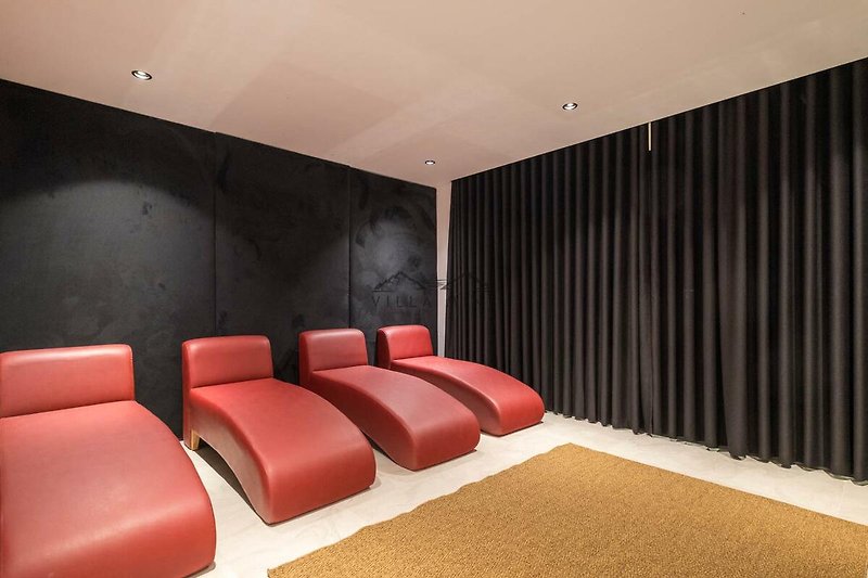 Modernes Wohnzimmer mit stilvoller Beleuchtung und elegantem Design. Ideal zum Entspannen!