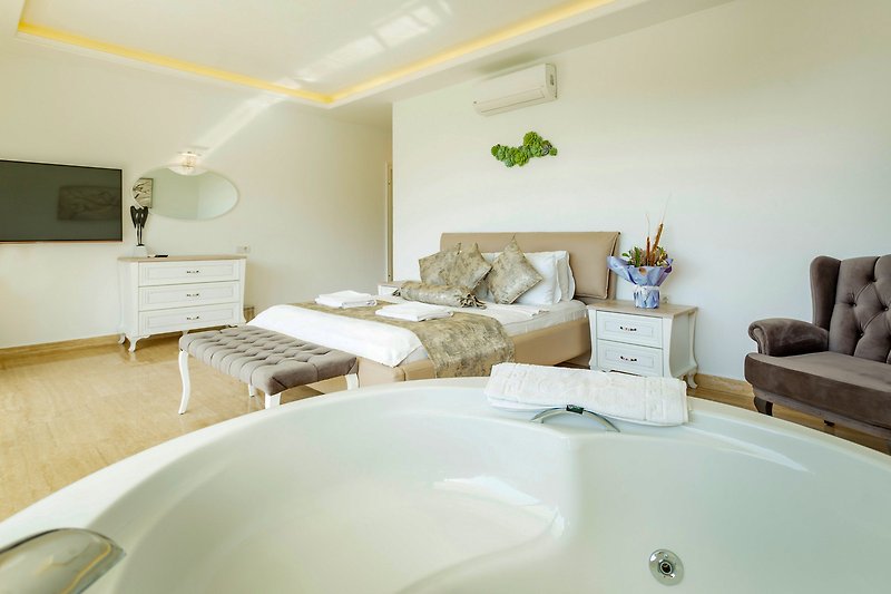 Elegantes Badezimmer mit moderner Ausstattung und stilvoller Beleuchtung.