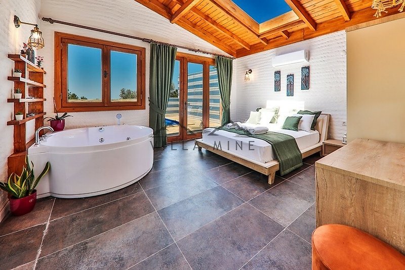 Luxuriöses Badezimmer mit Badewanne, Holzmöbeln und Fenster.