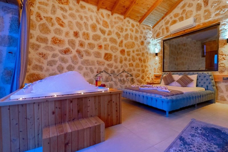 Elegantes Schlafzimmer mit Holzdekoration und gemütlichem Bett.