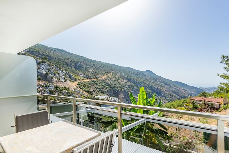 Balkon mit Bergblick und Holzgeländer - perfekt für Naturfreunde!